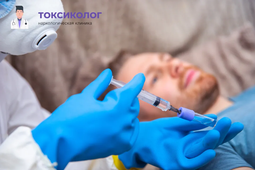 Врач берет анализы в процессе процедуры «Снятие ломки в Пензе»